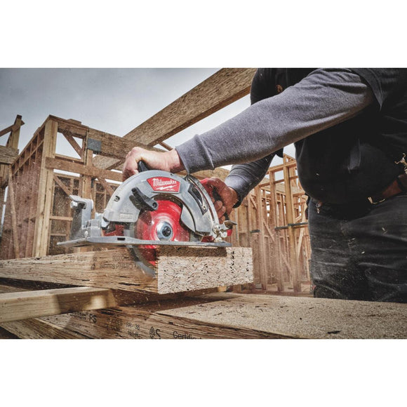 Milwaukee M18 FUEL 18 Volt Lithium-Ion Brushless 7-1/4 In. Cordless Circular Saw w/Rear Handle Kit